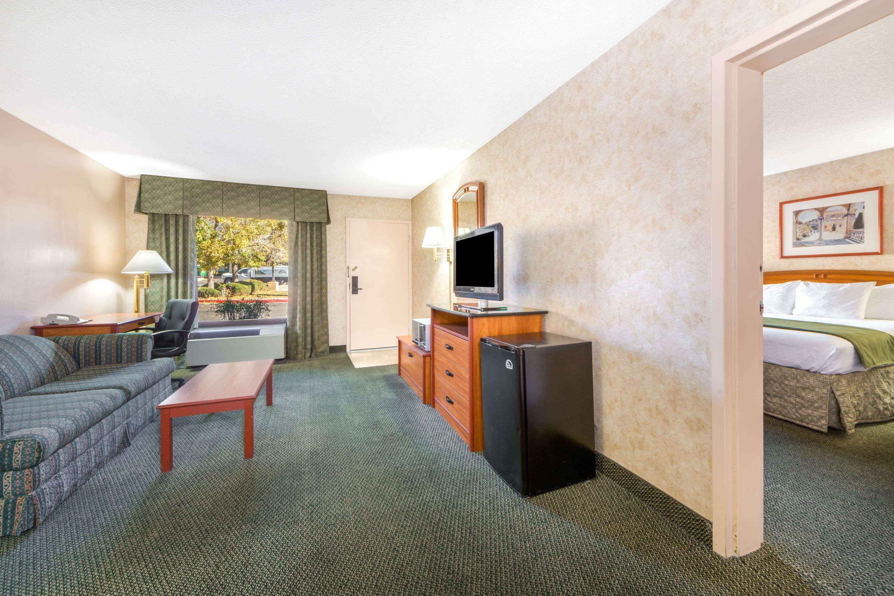 Days Inn & Suites By Wyndham Albuquerque North Екстер'єр фото